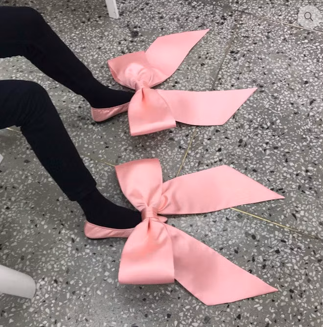 Hon 55 trieu dong/doi giay that no, cac co gai co dam xuong pho? hinh anh 2 