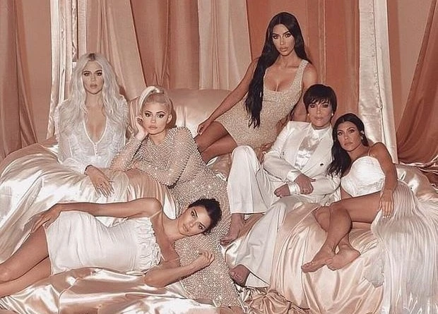 Đại gia đình Kardashian - Jenner thường xuyên bị chế nhạo vì chỉnh sửa ảnh quá đà. 