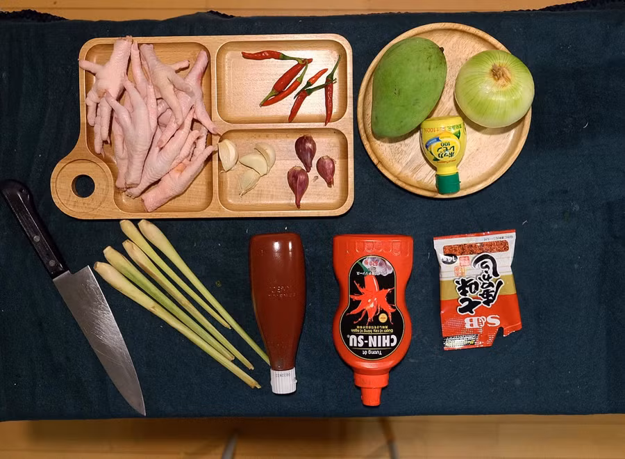 Cách làm chân gà trộn xoài sốt kiểu Thái nhâm nhi ngày Tết ảnh 1