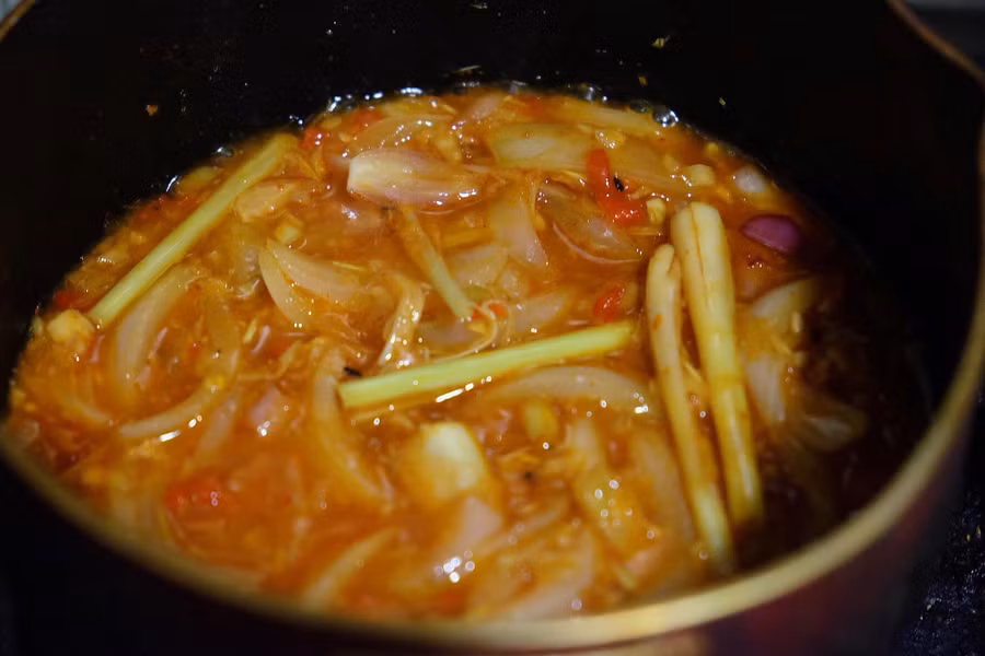 Cách làm chân gà trộn xoài sốt kiểu Thái nhâm nhi ngày Tết ảnh 2