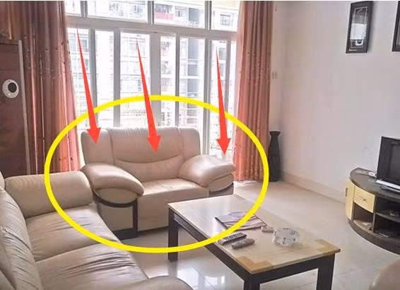 Cách bố trí sofa khiến Thần Tài quay lưng