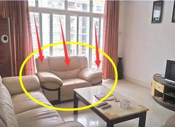 Cách bố trí sofa khiến Thần Tài quay lưng