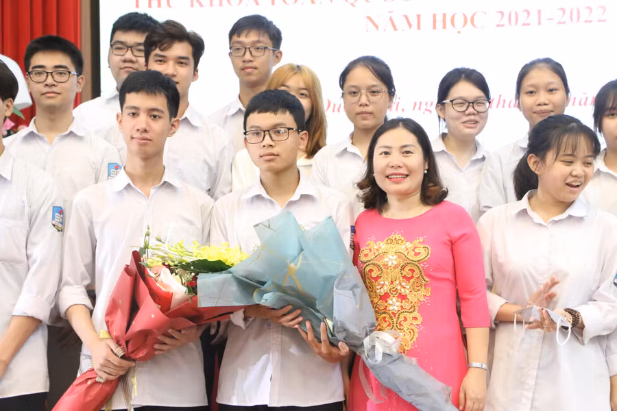 Cô giáo và các bạn cùng lớp 12A6 chúc mừng thành tích của nam thủ khoa Nguyễn Ngọc Lễ.