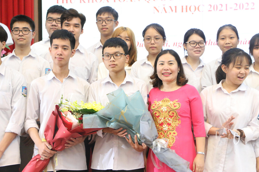 Cô giáo và các bạn cùng lớp 12A6 chúc mừng thành tích của nam thủ khoa Nguyễn Ngọc Lễ. Cô giáo và các bạn cùng lớp 12A6 chúc mừng thành tích của nam thủ khoa Nguyễn Ngọc Lễ.