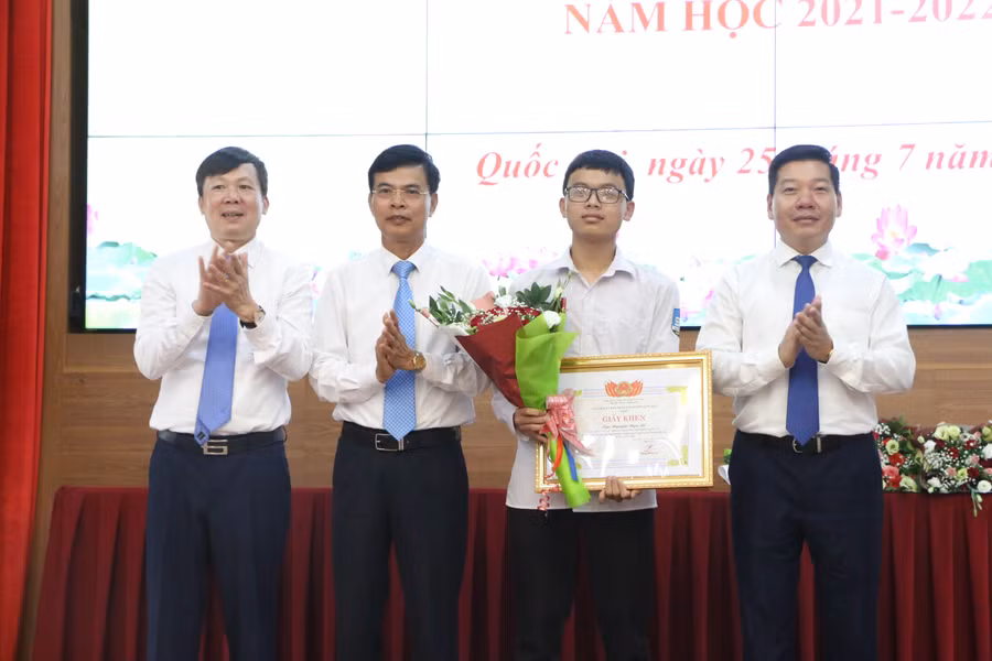 Lãnh đạo Huyện ủy, HĐND, UBND huyện Quốc Oai tặng hoa chúc mừng thành tích đặc biệt xuất sắc của em Nguyễn Ngọc Lễ.