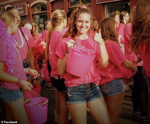 Ariana Rae Delfs, 17 tuổi, một nữ sinh thích tham gia các hoạt động cổ động hoạt náo và có thành tích học tập tốt.