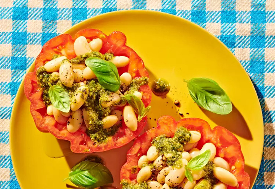 Salad đậu trắng và cà chua. (Ảnh: ITN). Salad đậu trắng và cà chua. (Ảnh: ITN).