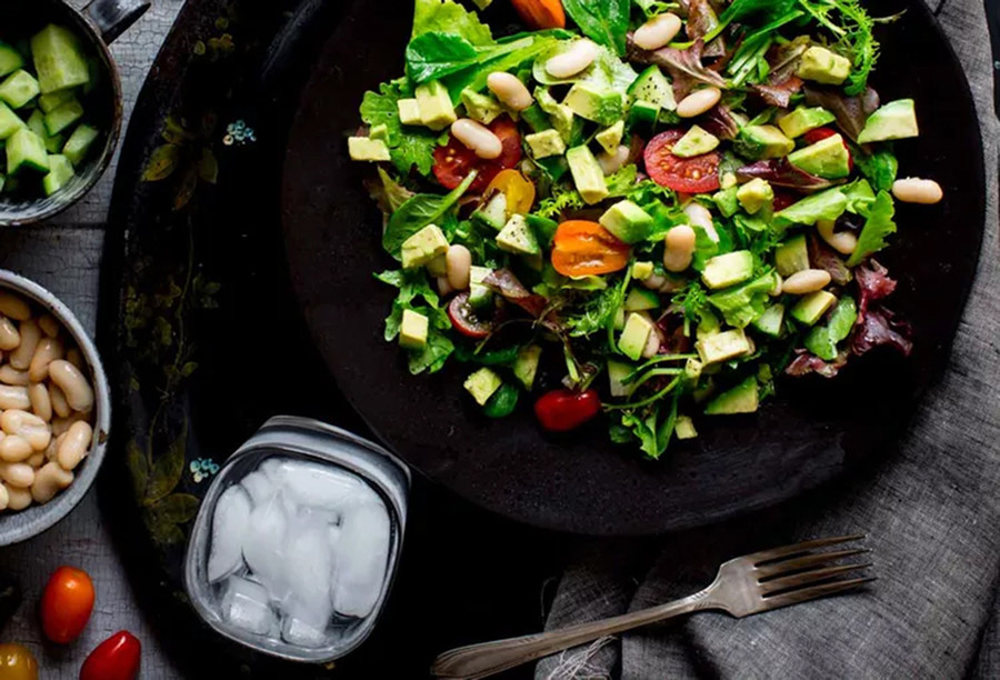 Salad đậu trắng và rau. (Ảnh: ITN). Salad đậu trắng và rau. (Ảnh: ITN).