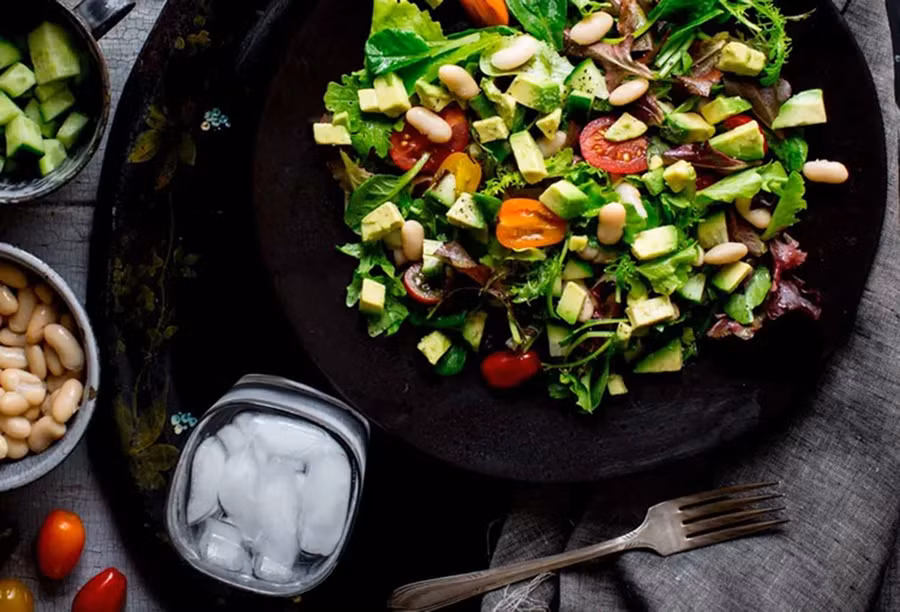 Salad đậu trắng và rau. (Ảnh: ITN).