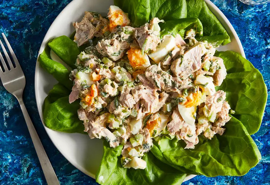 Salad cá ngừ với trứng. (Ảnh: ITN). Salad cá ngừ với trứng. (Ảnh: ITN).