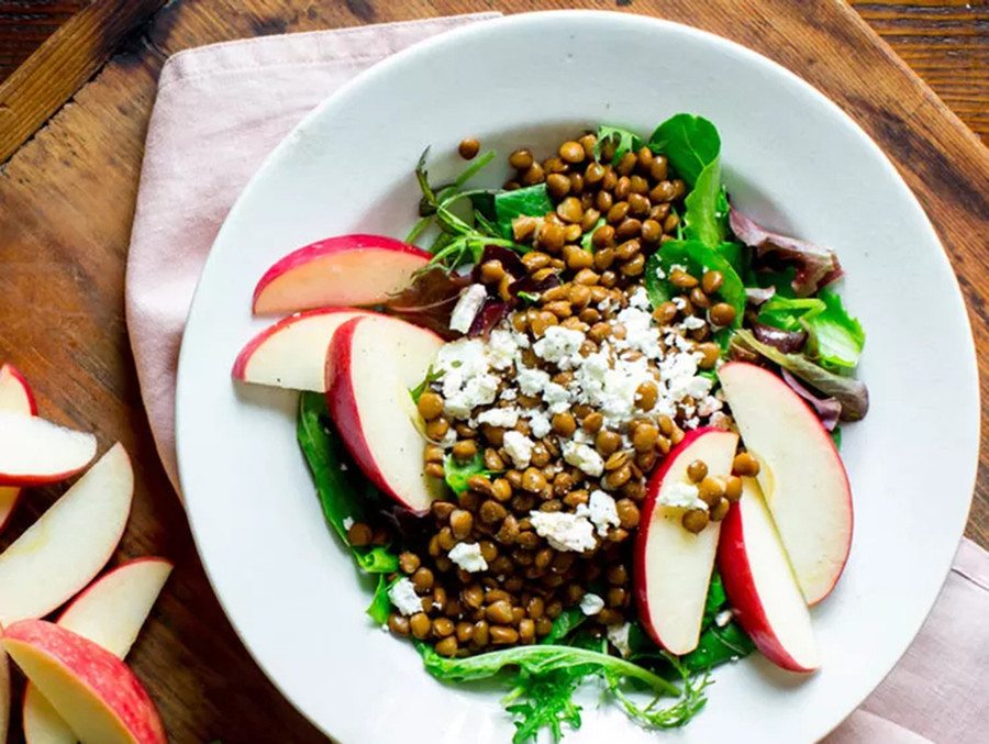 Rau trộn với đậu lăng và táo cắt lát. Rau trộn với đậu lăng và táo cắt lát.