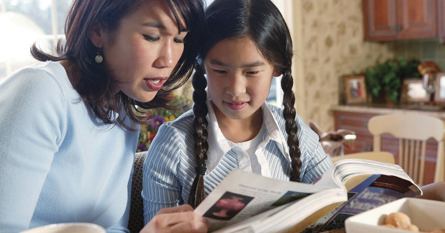 Thay vì sử dụng tiền mặt hoặc đồ chơi để làm phần thưởng, phụ huynh nên lập kế hoạch cho một chuyến đi chơi vui vẻ cùng gia đình. (Ảnh: ITN). Thay vì sử dụng tiền mặt hoặc đồ chơi để làm phần thưởng, phụ huynh nên lập kế hoạch cho một chuyến đi chơi vui vẻ cùng gia đình. (Ảnh: ITN).