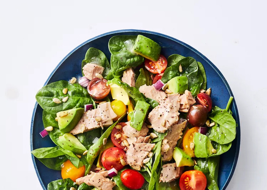 Salad rau bina, cá ngừ và bơ. (Ảnh: ITN). Salad rau bina, cá ngừ và bơ. (Ảnh: ITN).