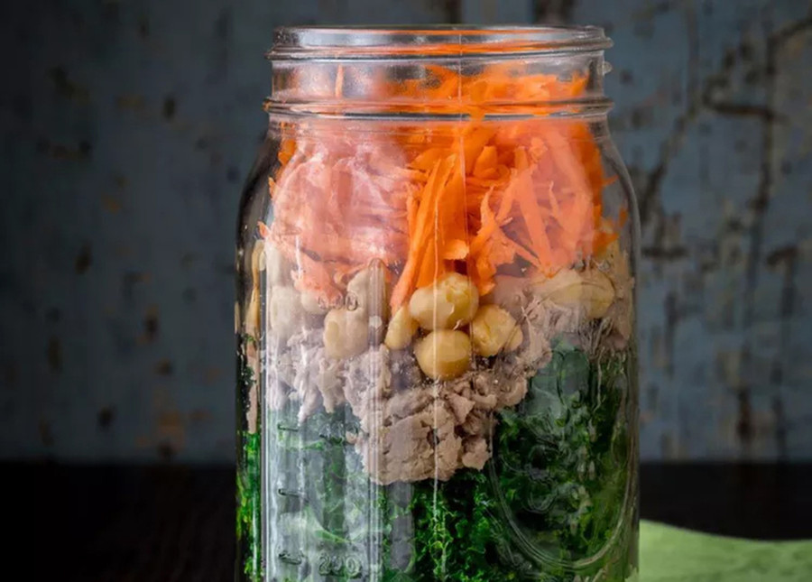 Lọ salad với đậu xanh và cá ngừ. (Ảnh: ITN). Lọ salad với đậu xanh và cá ngừ. (Ảnh: ITN).