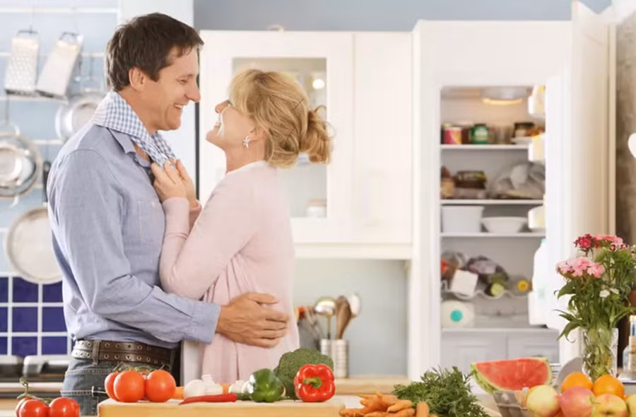 Để tồn tại trong năm đầu tiên của cuộc hôn nhân, điều tốt nhất bạn nên làm là trò chuyện cởi mở và trung thực với vợ/chồng của mình mà không đổ lỗi. (Ảnh: ITN).