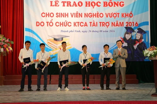 Đại diện Hiệp hội KTCA trao học bổng cho sinh viên Trường Đại học Sư phạm Kỹ thuật Vinh