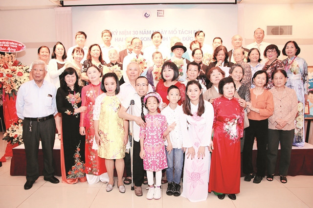 Hội ngộ sau 30 năm của đội ngũ y, bác sĩ Việt Nam và Nhật Bản trong ê kíp ca mổ, niềm vui khi Đức đã có vợ và 2 con khôn lớn Hội ngộ sau 30 năm của đội ngũ y, bác sĩ Việt Nam và Nhật Bản trong ê kíp ca mổ, niềm vui khi Đức đã có vợ và 2 con khôn lớn