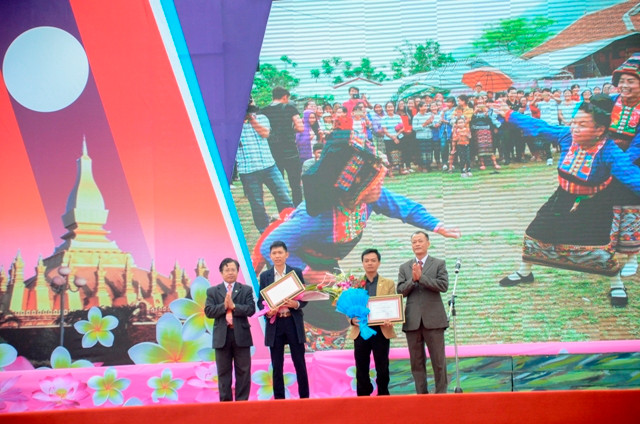 Đại diện Ban tổ chức trao giải ba cho các tác giả đoạt giải cuộc thi “Điện Biên ngày mới”