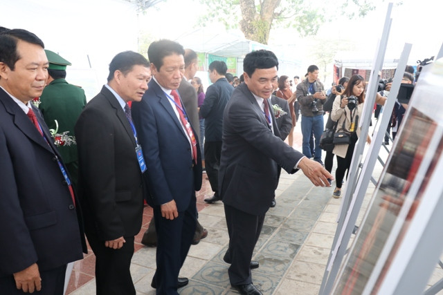 Đại biểu tham quan triển lãm ảnh