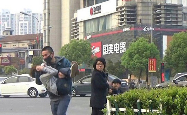Đưa con gái đi dạo phố, mẹ tá hóa bị người đàn ông lạ mặt chạy theo hỏi câu này