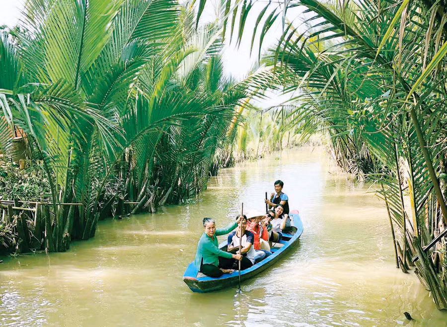 Ngồi ghe lênh đênh trên sông nước cũng là một trong những “đặc sản” của miền Tây