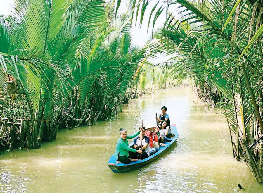 Ngồi ghe lênh đênh trên sông nước cũng là một trong những “đặc sản” của miền Tây