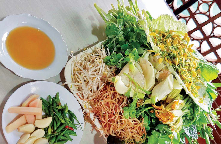 Như “cậu với mợ”, có cá linh là phải có bông điên điển đi kèm, cùng với những loại rau xanh khác mà gần như chỉ miền Tây mới có Như “cậu với mợ”, có cá linh là phải có bông điên điển đi kèm, cùng với những loại rau xanh khác mà gần như chỉ miền Tây mới có