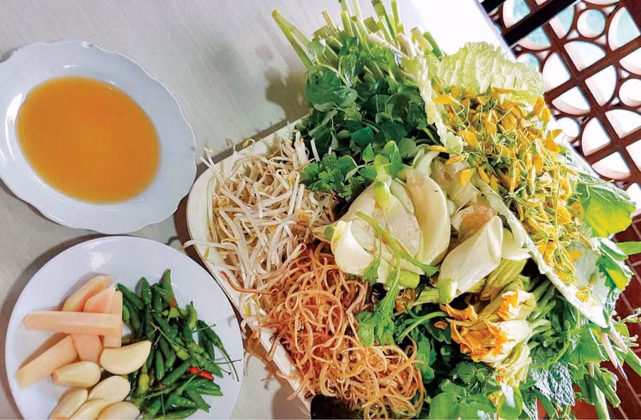 Như “cậu với mợ”, có cá linh là phải có bông điên điển đi kèm, cùng với những loại rau xanh khác mà gần như chỉ miền Tây mới có