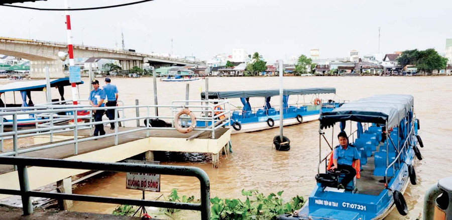 Bảo vệ kiêm lái ghe máy chở khách đi thăm quan chợ nổi Bảo vệ kiêm lái ghe máy chở khách đi thăm quan chợ nổi