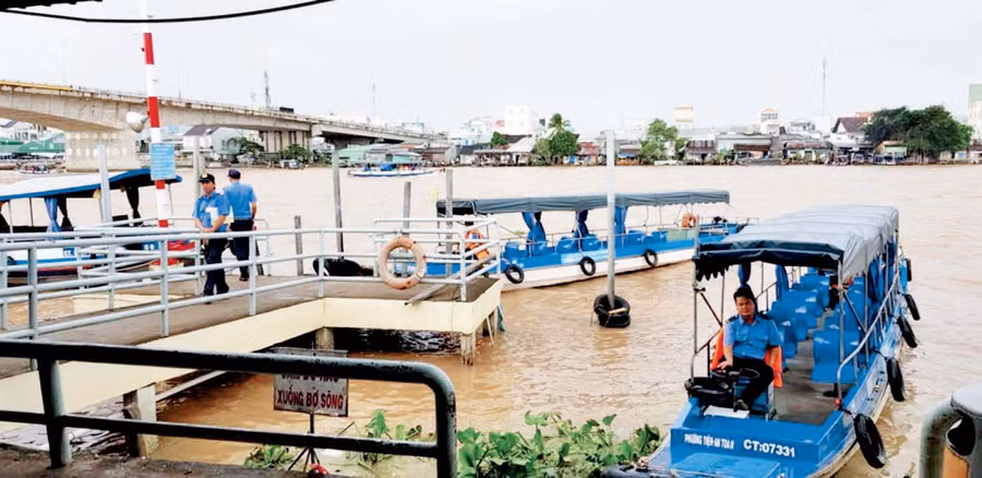 Bảo vệ kiêm lái ghe máy chở khách đi thăm quan chợ nổi