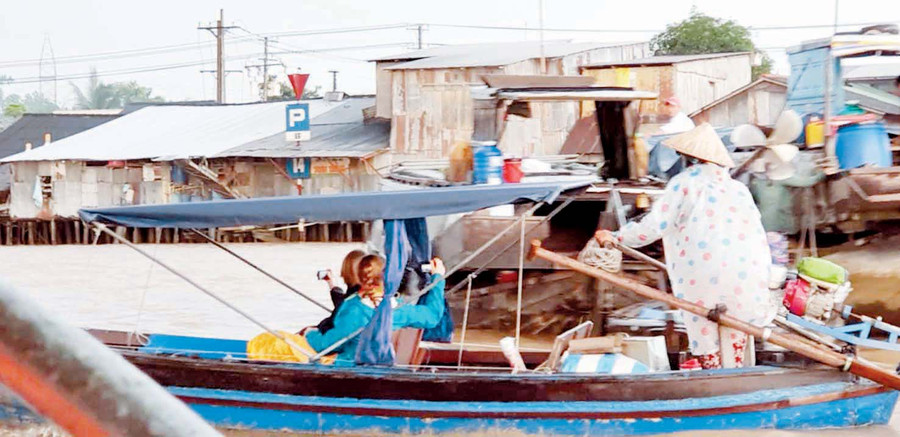 Du khách nước ngoài liên tục chụp ảnh cảnh sinh sống trên nhà tạm hai bên bờ sông Du khách nước ngoài liên tục chụp ảnh cảnh sinh sống trên nhà tạm hai bên bờ sông