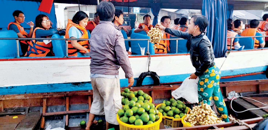 Đặc sản của chợ nổi là trái cây hay là những màn “đeo bám” khách Đặc sản của chợ nổi là trái cây hay là những màn “đeo bám” khách