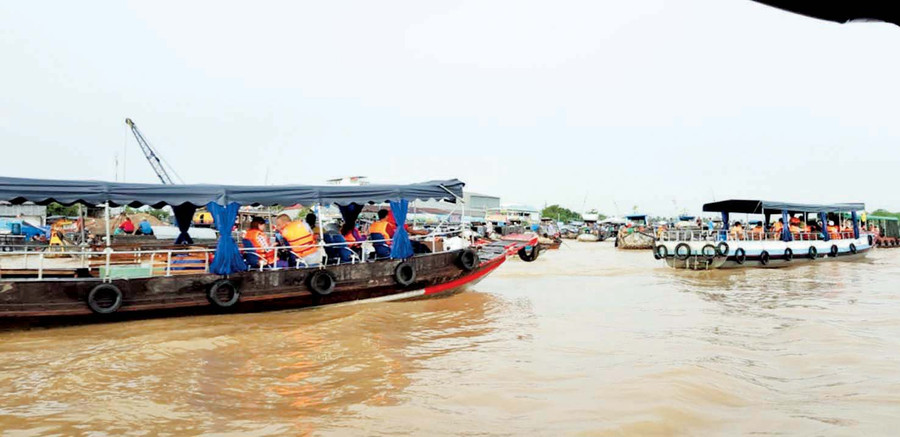 Trời sáng rõ, chợ nổi toàn sắc cam của ao phao du khách, khách ngắm khách Trời sáng rõ, chợ nổi toàn sắc cam của ao phao du khách, khách ngắm khách