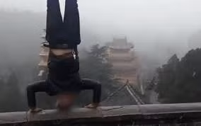 Cái kết đau đớn của người đàn ông trồng cây chuối trên bờ tường ngày mưa tuyết