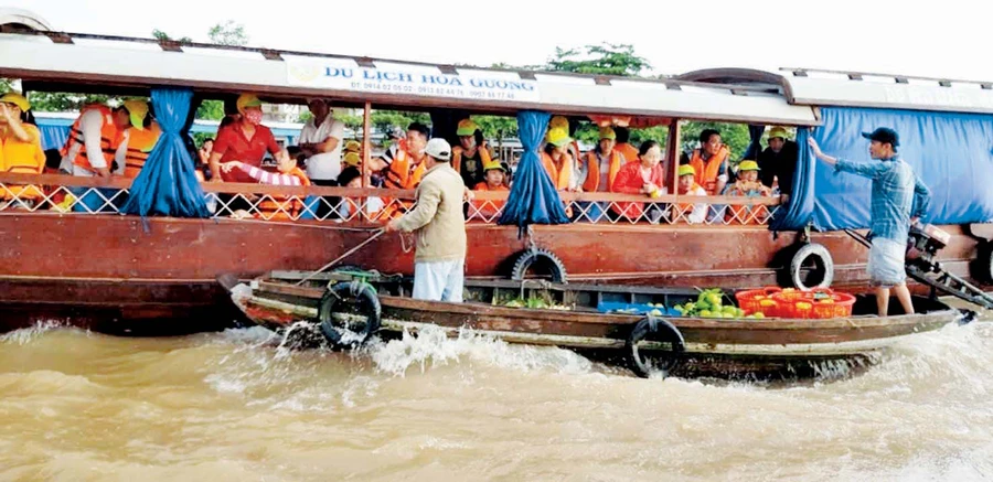 Ghe nhỏ đeo bám ghe lớn của du khách để bán hàng.