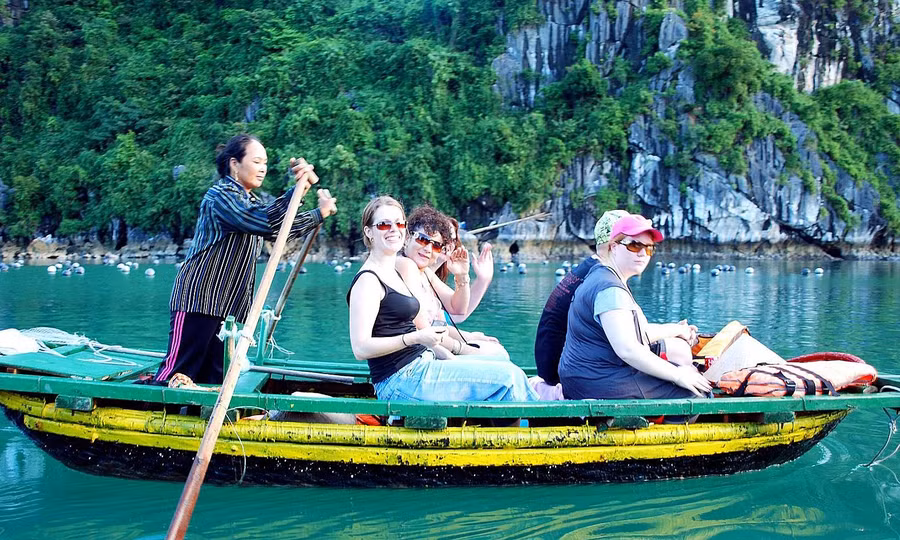 Khách du lịch quốc tế tham quan trên vịnh Lan Hạ (Cát Bà, Hải Phòng)