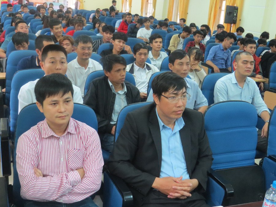 Đông đảo các chuyên gia CNTT và các bạn sinh viên đam mê ngàng công nghệ thông tin cùng đến tham dự