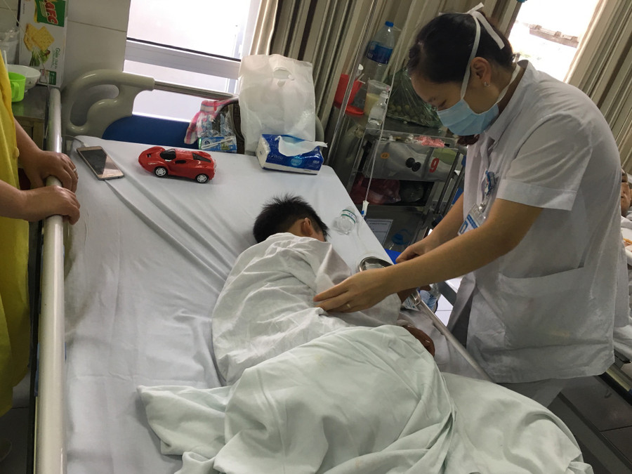Lại thêm bé trai 7 tuổi bị chó nhà cắn đứt rời môi, không thể ghép môi - Ảnh 1. Lại thêm bé trai 7 tuổi bị chó nhà cắn đứt rời môi, không thể ghép môi - Ảnh 1.