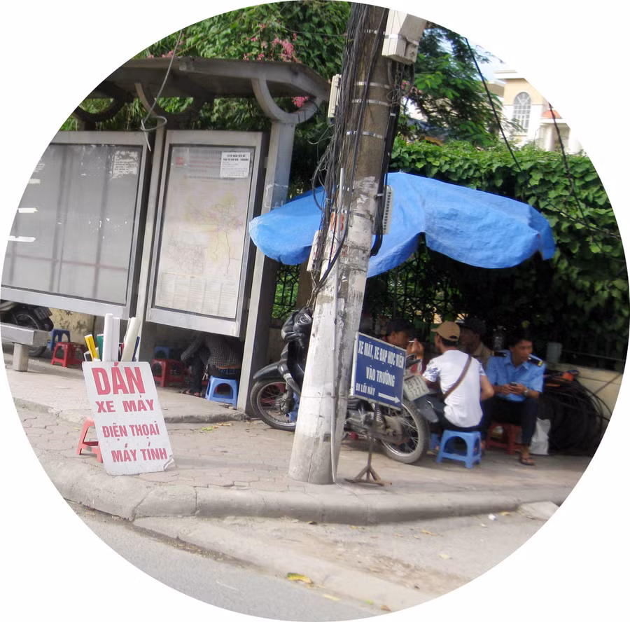 Điểm đón xe buýt thành điểm giải khát…