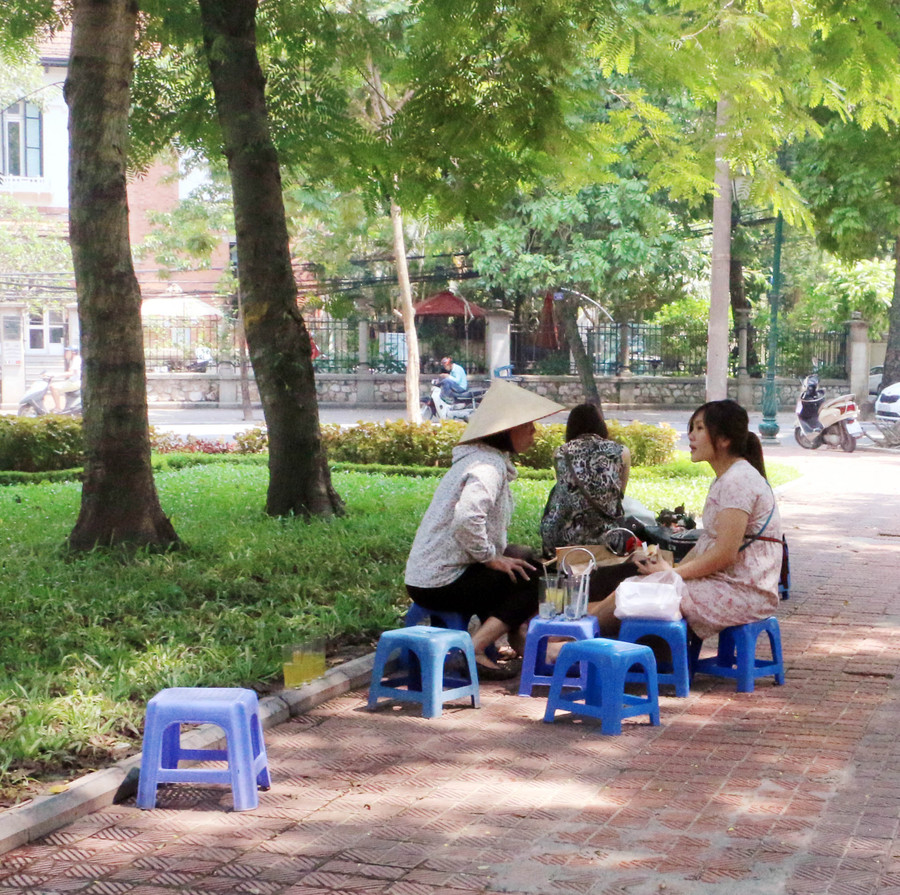 Bóng mát vườn hoa bị chiếm để kinh doanh