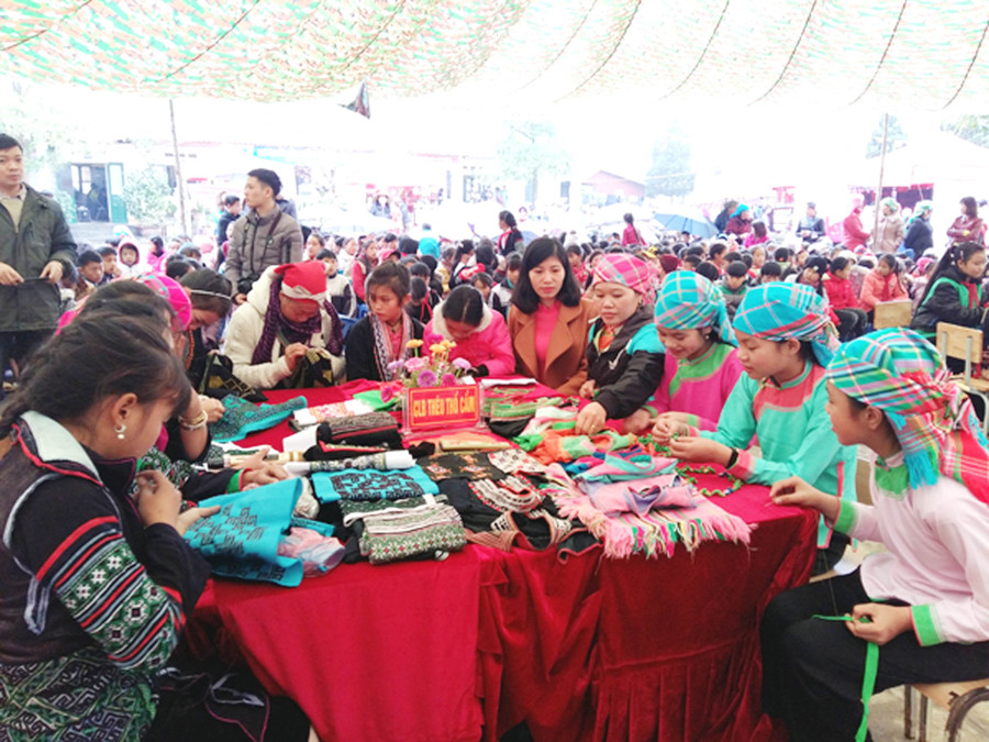 Mô hình Câu lạc bộ thổ cẩm gắn với du lịch của trường học xã Tả Van (Lào Cai) Mô hình Câu lạc bộ thổ cẩm gắn với du lịch của trường học xã Tả Van (Lào Cai)