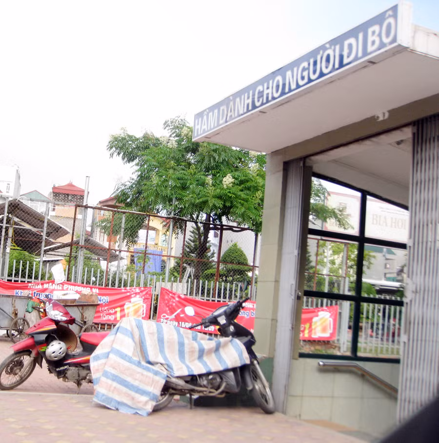 Hầm trên đường Khuất Duy Tiến thành chỗ để xe