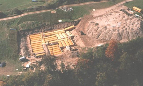 42 chiếc xe buýt được chôn dưới lòng đất tạo thành hầm trú hạt nhân Ark Two. 42 chiếc xe buýt được chôn dưới lòng đất tạo thành hầm trú hạt nhân Ark Two. Ảnh: Bruce Beach