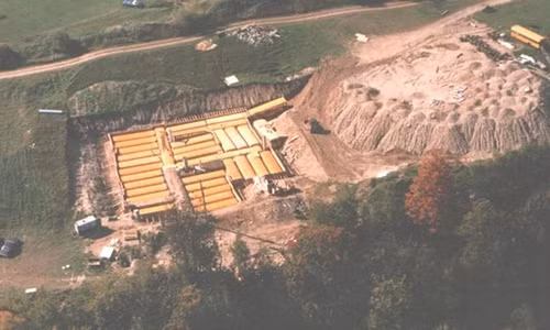 42 chiếc xe buýt được chôn dưới lòng đất tạo thành hầm trú hạt nhân Ark Two. Ảnh: Bruce Beach