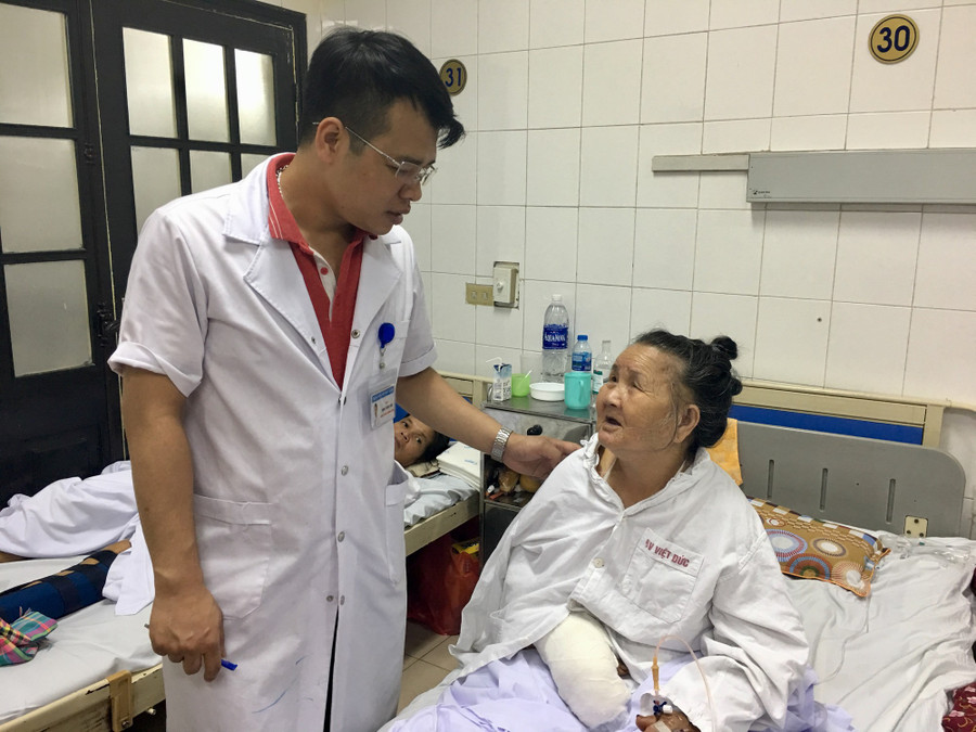 Lại thêm bé trai 7 tuổi bị chó nhà cắn đứt rời môi, không thể ghép môi - Ảnh 2. Lại thêm bé trai 7 tuổi bị chó nhà cắn đứt rời môi, không thể ghép môi - Ảnh 2.