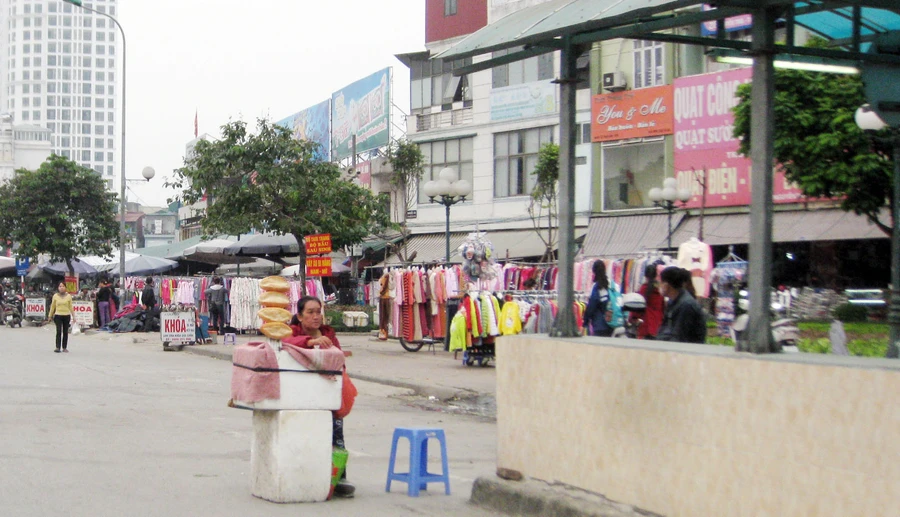 Lối vào hầm dành cho người đi bộ tại Ngã tư Sở thành nơi tập kết cả các hàng bánh mỳ