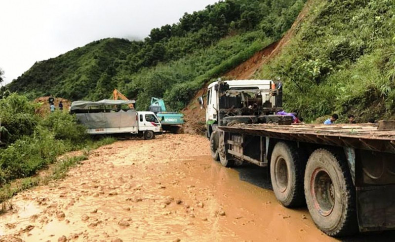 Tuyến QL279 qua Lào Cai bị chia cắt hoàn toàn do sạt lở đất Tuyến QL279 qua Lào Cai bị chia cắt hoàn toàn do sạt lở đất