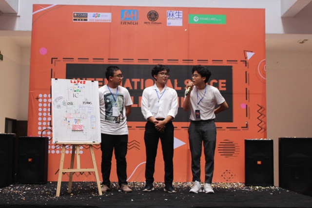 Để vào được chung kết, nhóm sinh viên Đại học FPT đã phải bảo vệ ý tưởng của mình trước Ban giám khảo.