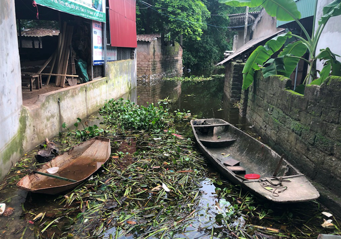 Người dân khốn khổ vì thiếu điện, nước sạch và môi trường bị ô nhiễm. Ảnh: Thanh Niên.