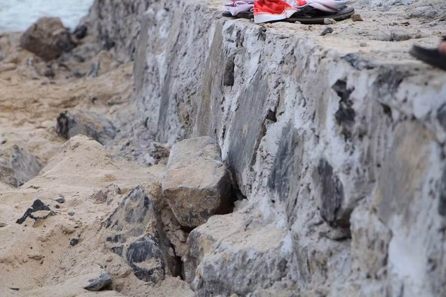 Bãi tắm Cát cò giờ được gia cố bờ kè bằng bê tông và đá tảng